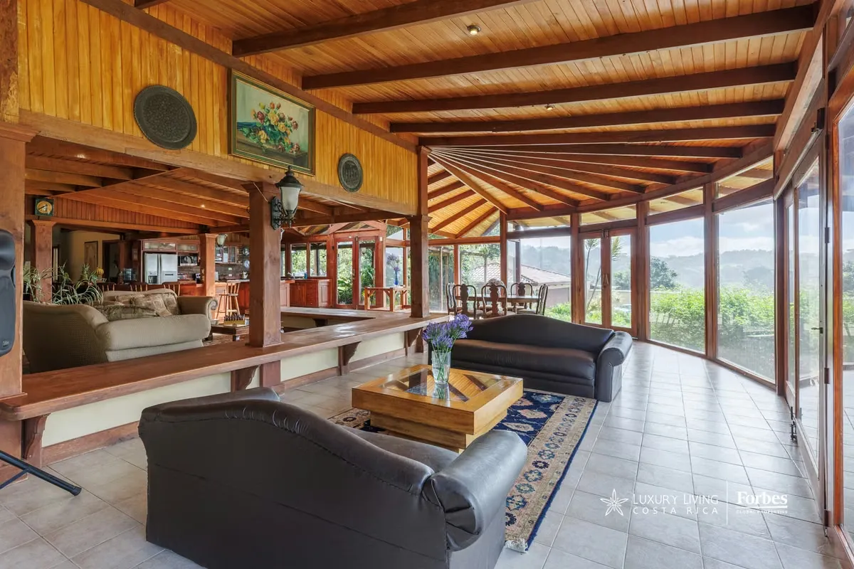 Spacious furnished mountain home set on an independent property in Fraijanes de Poás, offering 5 bedrooms and 1,600 m² of construction, located in an area surrounded ...