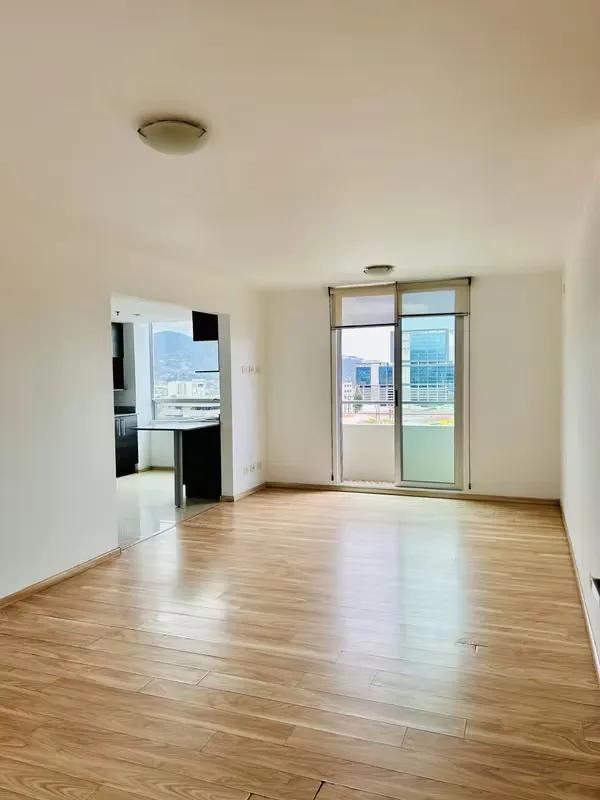 Se alquila apartamento en Condominio 6-30, en la torre B con vista al oeste