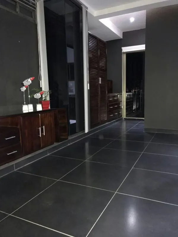 1 dormitorio, 1 baño, 1 terraza, sala, cocina con desayunador, baño de visitas, pilas, 1 parqueo.
