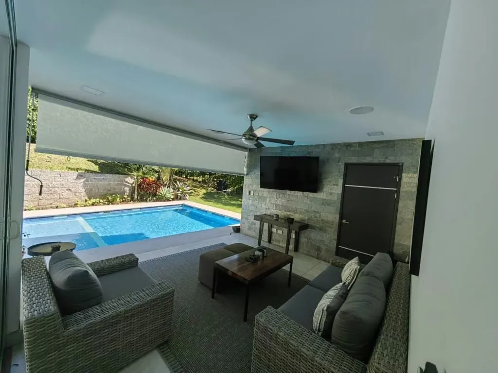 Residencia de arquitectura moderna con acabados de lujo y techos de gran altura, diseñada para ofrecer amplitud, confort y exclusividad en cada uno de sus ...