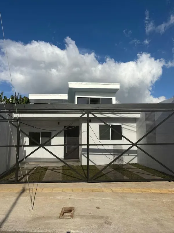 Close to supermarkets, public and private schools, a bus stop, and just 10 minutes from Tibás, 15 minutes from downtown Santo ...