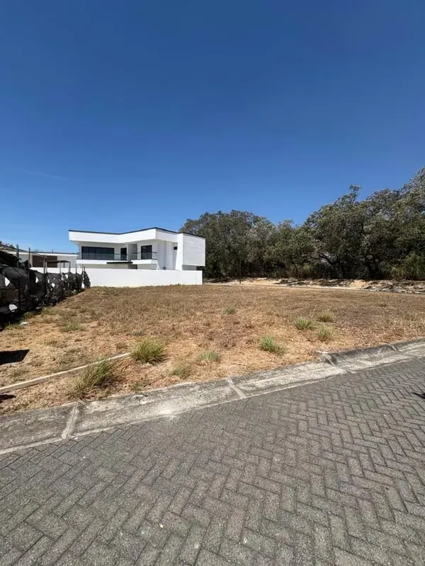 Lote esquinero en venta en Condominio Parque del Encino – Liberia