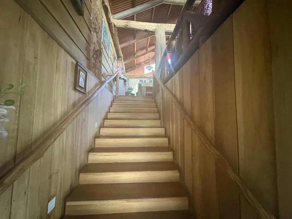 En la planta de abajo tiene dos cuartos y un baño.