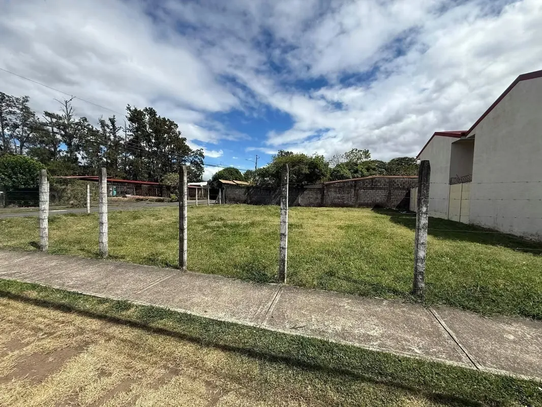 Corner LOT FOR SALE Use of mixed land in San Joaquín de Flores, Heredia