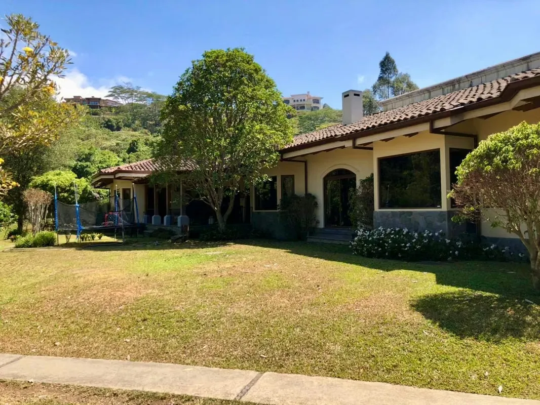 Se Alquila Casa de Lujo en prestigioso condominio residencial