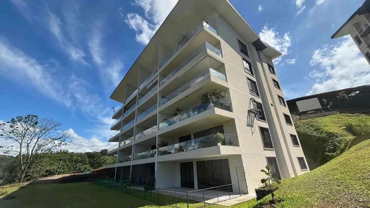 Located in the El Canal Condominium in Grecia, this apartment offers an immediate and fully equipped solution for companies needing to ...