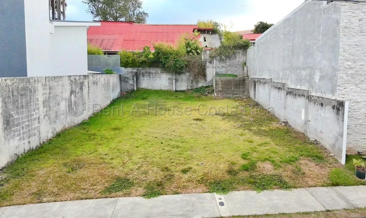 Venta lote plano 252m2 en condominio con amenidades #26-1820 GS