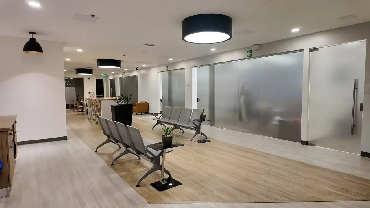 Local comercial primer piso 600m2 Santa Ana Lindora