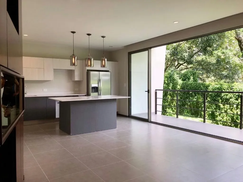 Apartamento en segundo nivel con linda Vista Natural – 2 Habitaciones & 2 Baños.