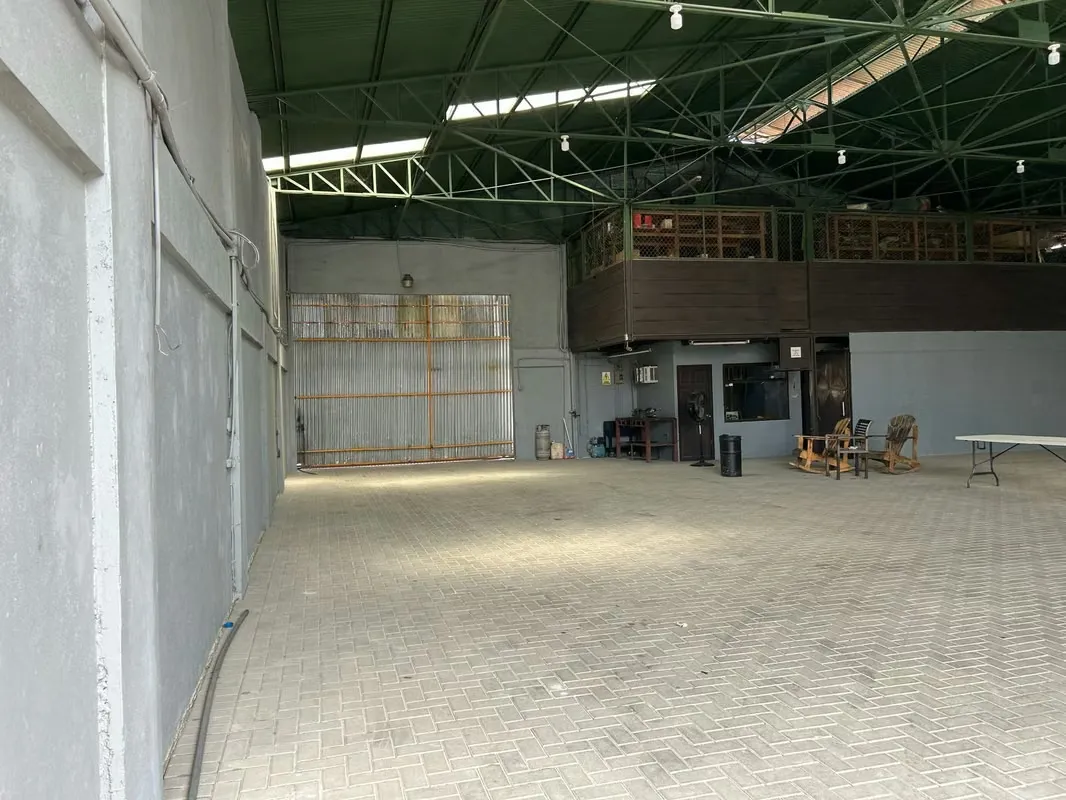 Warehouse suitable for a gym, outlet store, retail store, or product storage.