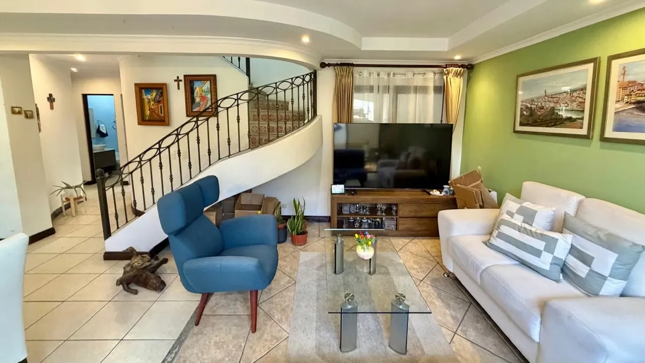 San Joaquín de Flores, Amplia casa en Condominio Torre del Sol.