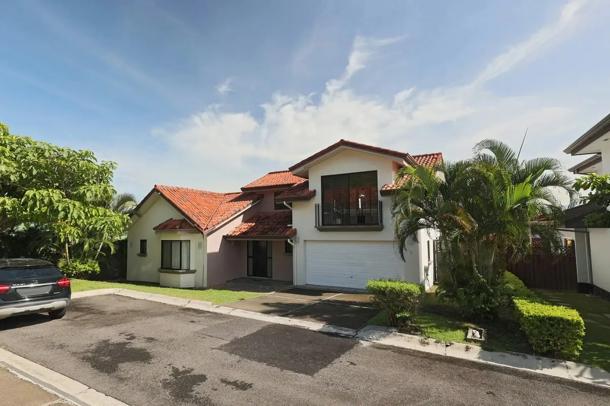 Casa de Lujo en Piedades de Santa Ana: 5 Hab + Amplio Jardín