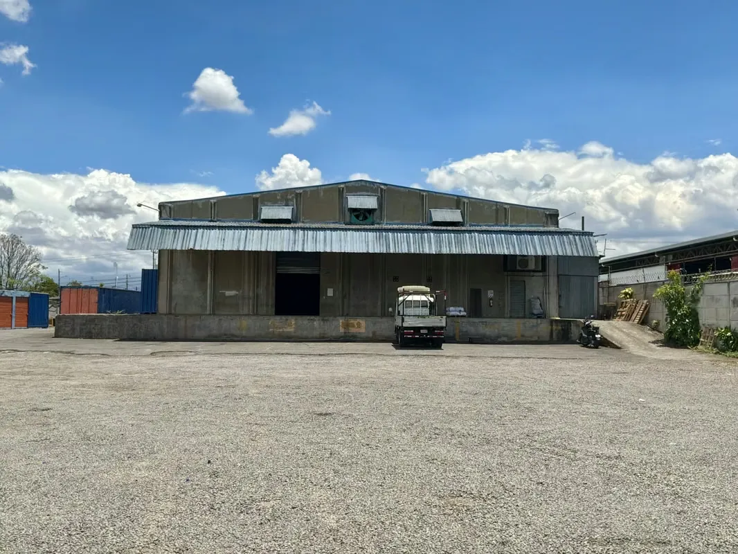 Warehouse for Rent with Loading and Unloading Dock
