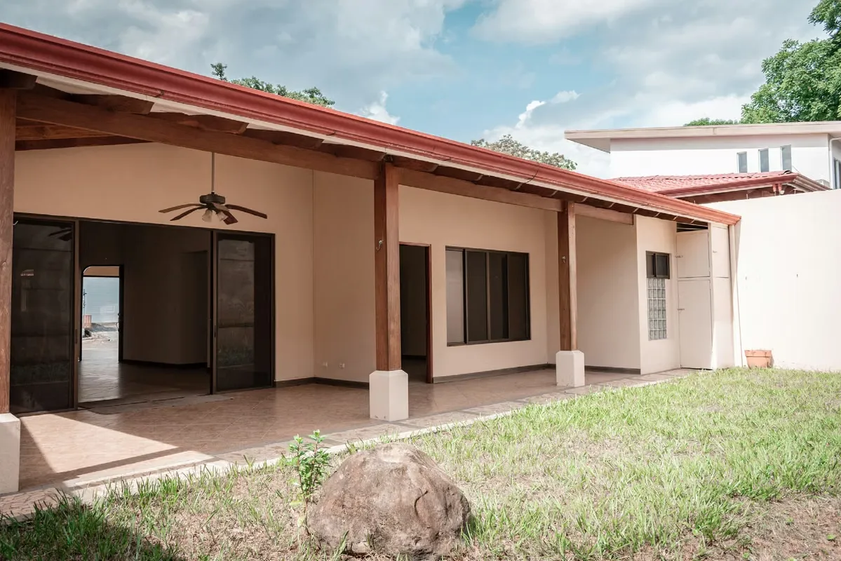 Casa independiente ubicada a 3 cuadras del parque central de Atenas.