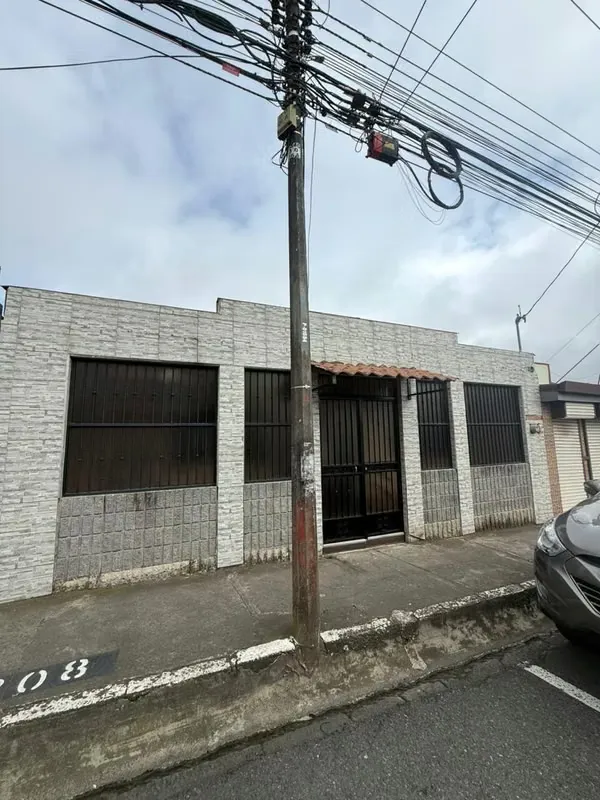 Se alquila propiedad comercial en Cartago centro.