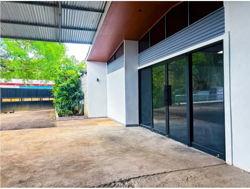 Se alquila local comercial con oportunidad para hacer 3 locales más o juntarlos ideal para ...