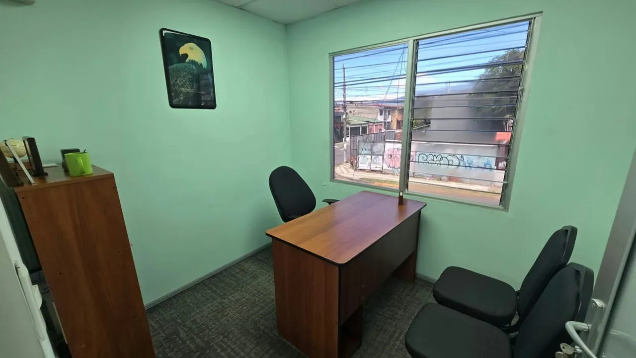 Property with mixed soil use in Guayabos de Curridabat, in excellent commercial area and wide parking. Safe and easily accessible area.