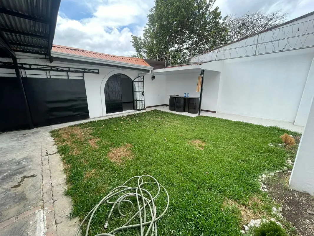 SE VENDE CASA DE UNA PLANTA EN ROHRMOSER