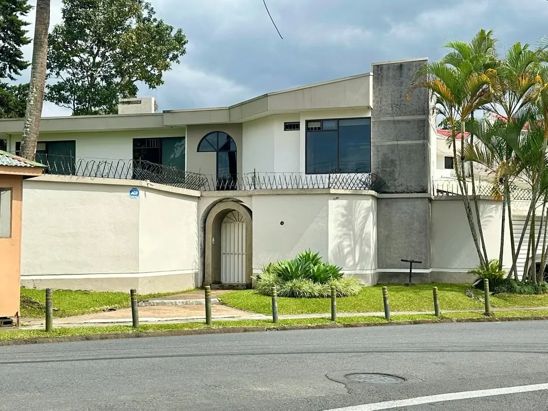 YA, Alquilá esta casa contemporánea en Granadilla, fresca y lujosa