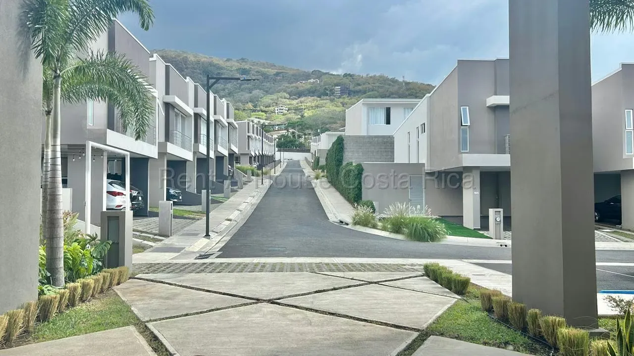 Alquiler de Casa en Condominio en Santa Ana rio Oro