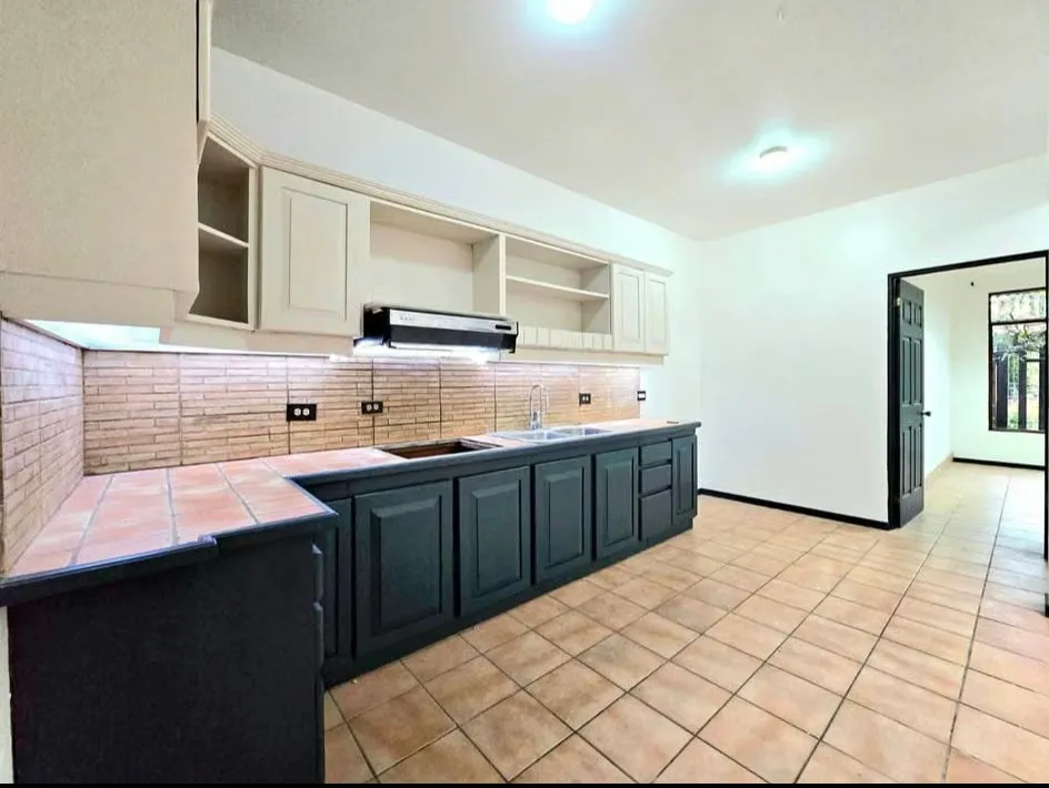 13111 / Apartamento / Alquiler / Curridabat Cerca de Walmart / Servicios incluidos