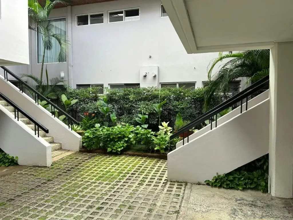 Con ubicación estratégica, sala comedor, 2 habitaciones, 2,5 baños, terraza, area de pilas, cochera techada para 2 carros. Área de BBQ.