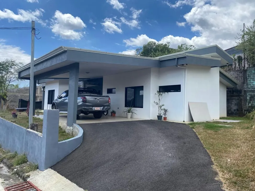 Vendo casa en San Pedro de Poas, de un piso, reciente construcción, con amplias zonas verdes