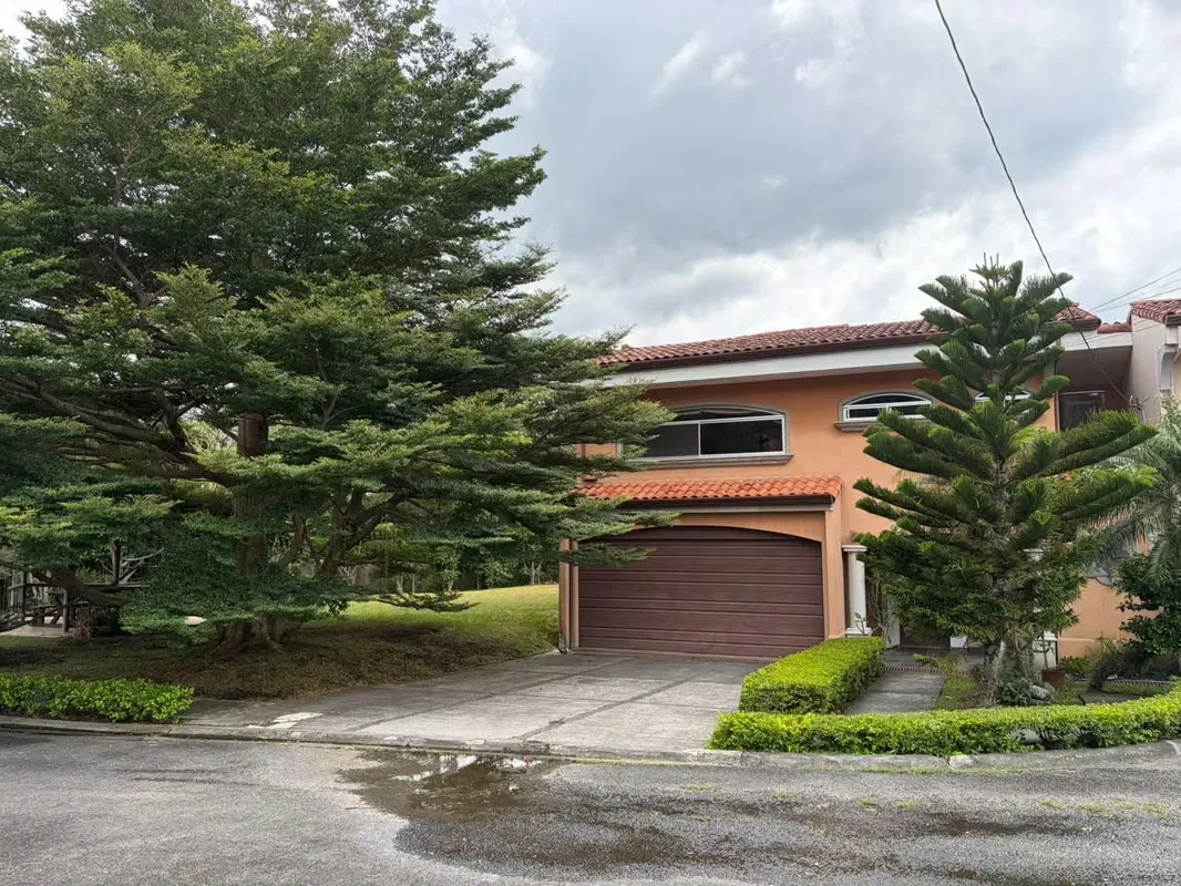 ESPACIOSA BELLA CASA CONDOMINIO SANTA ANA ganga !