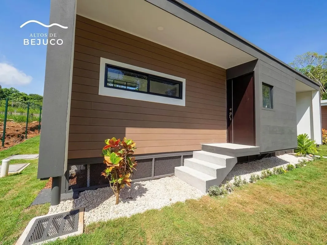 Casa en Residencial Altos de Bejuco a tan solo 6 minutos de Playa Bejuco