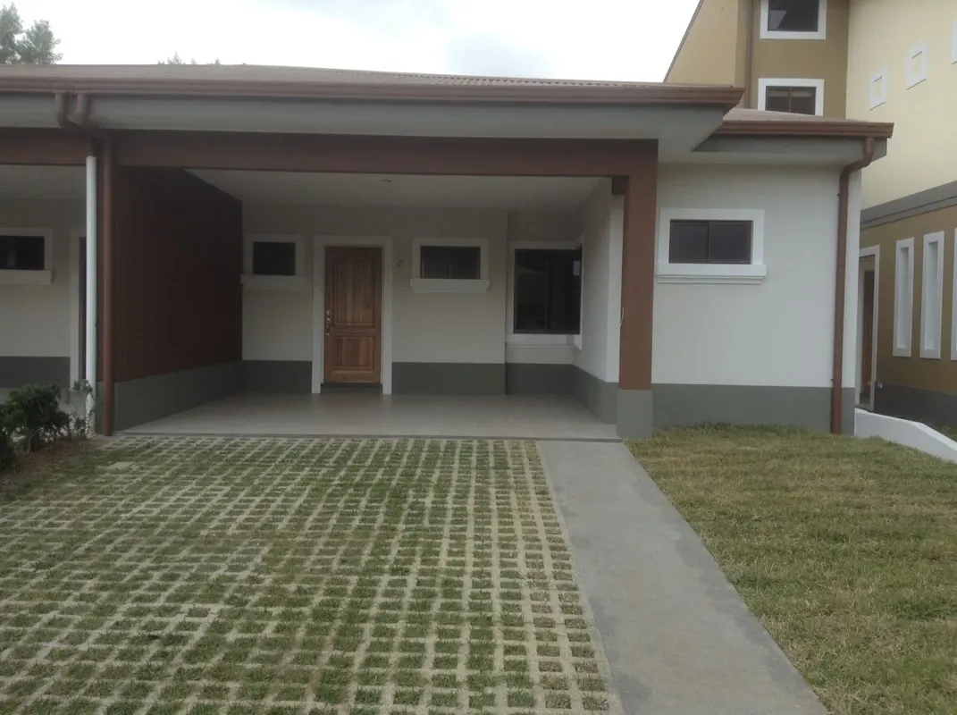 SE ALQUILA CASA UNA PLANTA EN CONDOMINIO FLORESTA