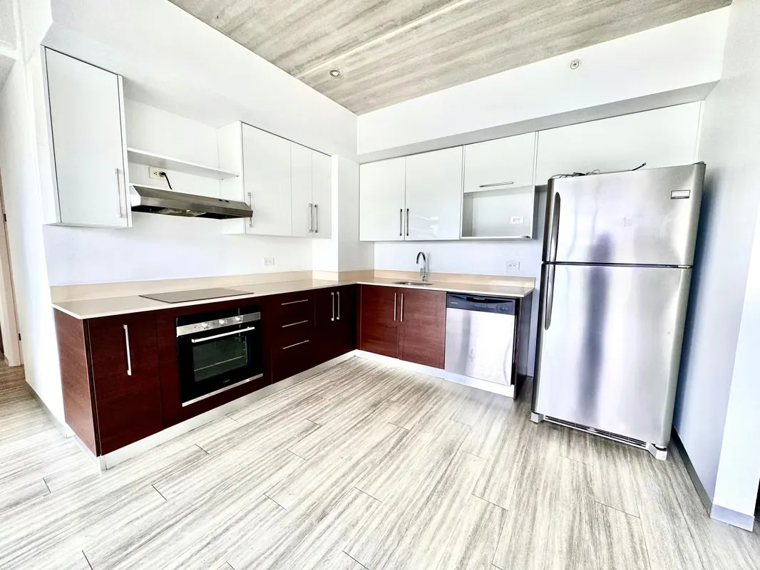 2 BEDROOM APARTMENT RENTAL IN NEIGHBORHOOD DENT WITH BANK LINE