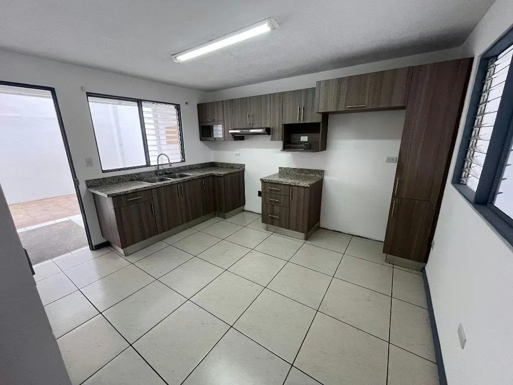 SE ALQUILA amplia casa de dos pisos en Residencial Málaga en Sabanilla, Montes de Oca.