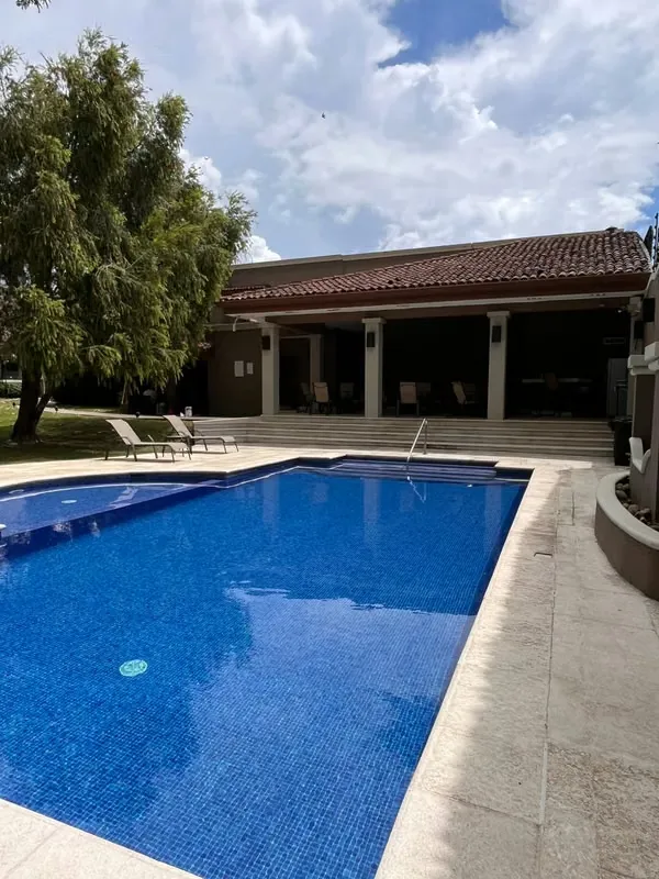 3 habitaciones / 2.5 baños / 2 estacionamientos / terraza y patio