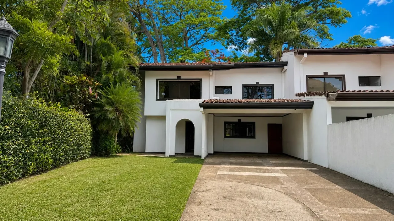 Alquiler de casa Heredia Ciudad Cariari | Vista  al Campo de Golf | Calle Privada con Vigilancia