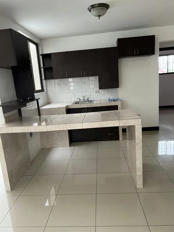 Apartamento seguro, amplio y cómodo en Tibás.