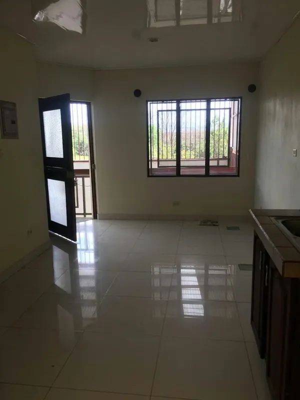 The apartment has dis rooms, living room, kitchen, battery room and a parking lot with electric porton under roof.