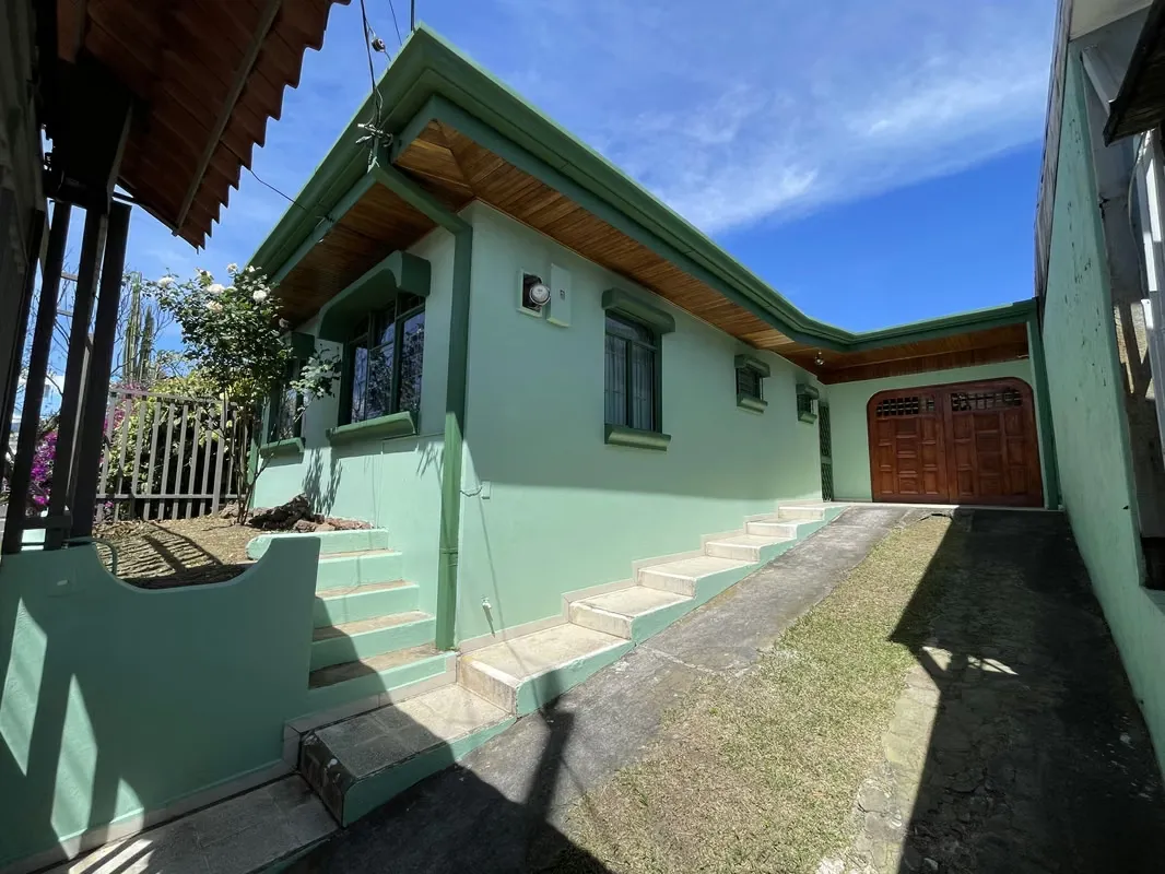 Venta de amplia casa en Moravia