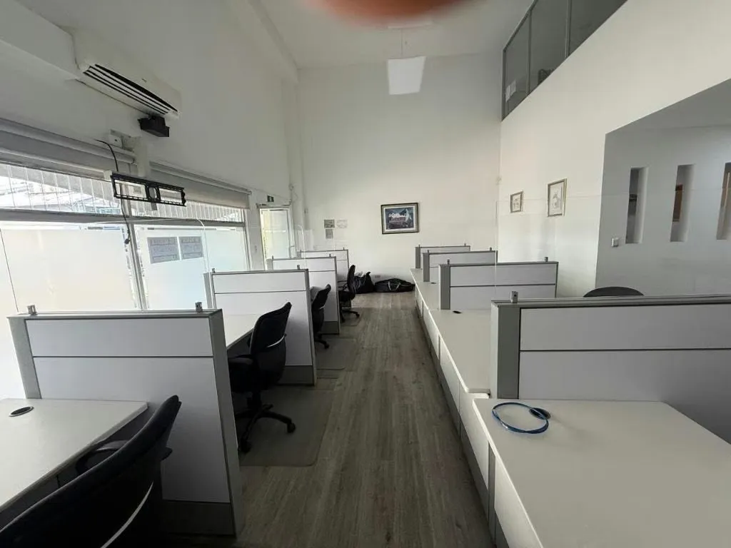 Rental of premises in Escazú. Ready to be used with furniture included, ideal for offices.