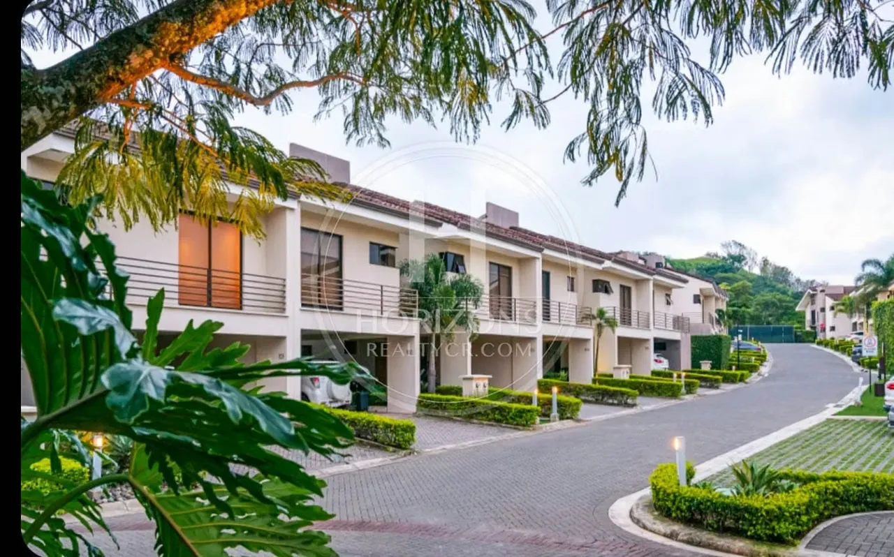 Preventa de Casas de Lujo en Condominio Parques del Sol Santa Ana noj1070