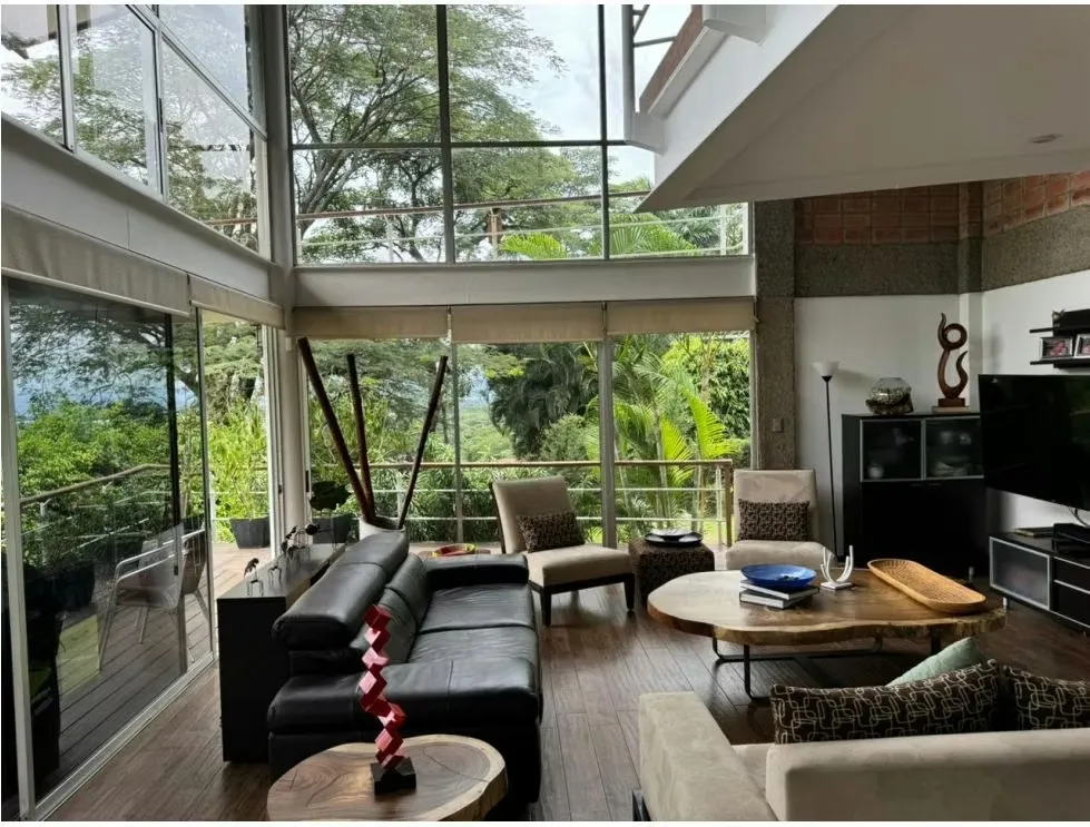 Espectacular casa contemporánea rodeada de naturaleza, con amplios espacios, excelente iluminación natural, terrazas, jardines ...