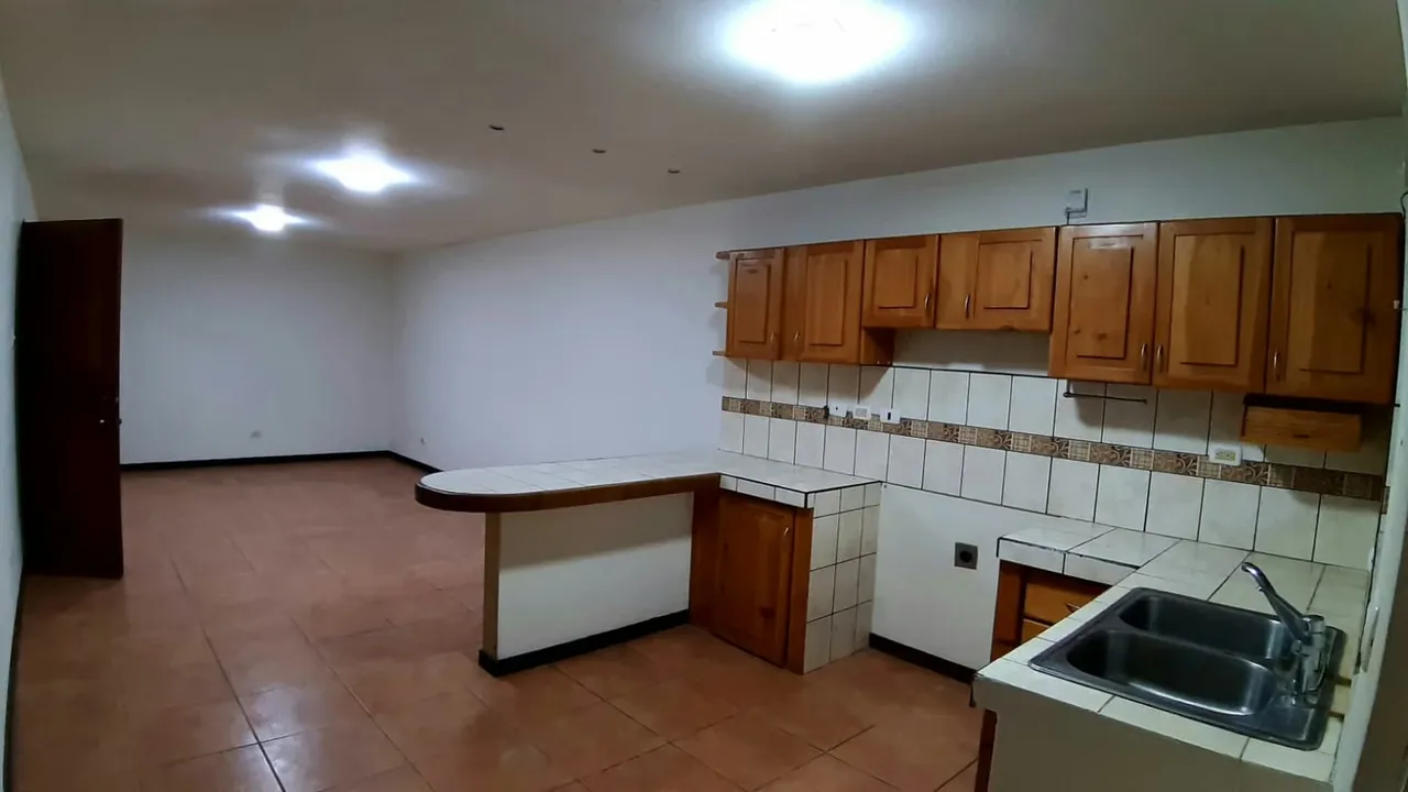 Beautiful apartment located in Guachipelín Norte, in a residential area with 24/7 security. It is located in a private complex of only 4 units, on the first floor.