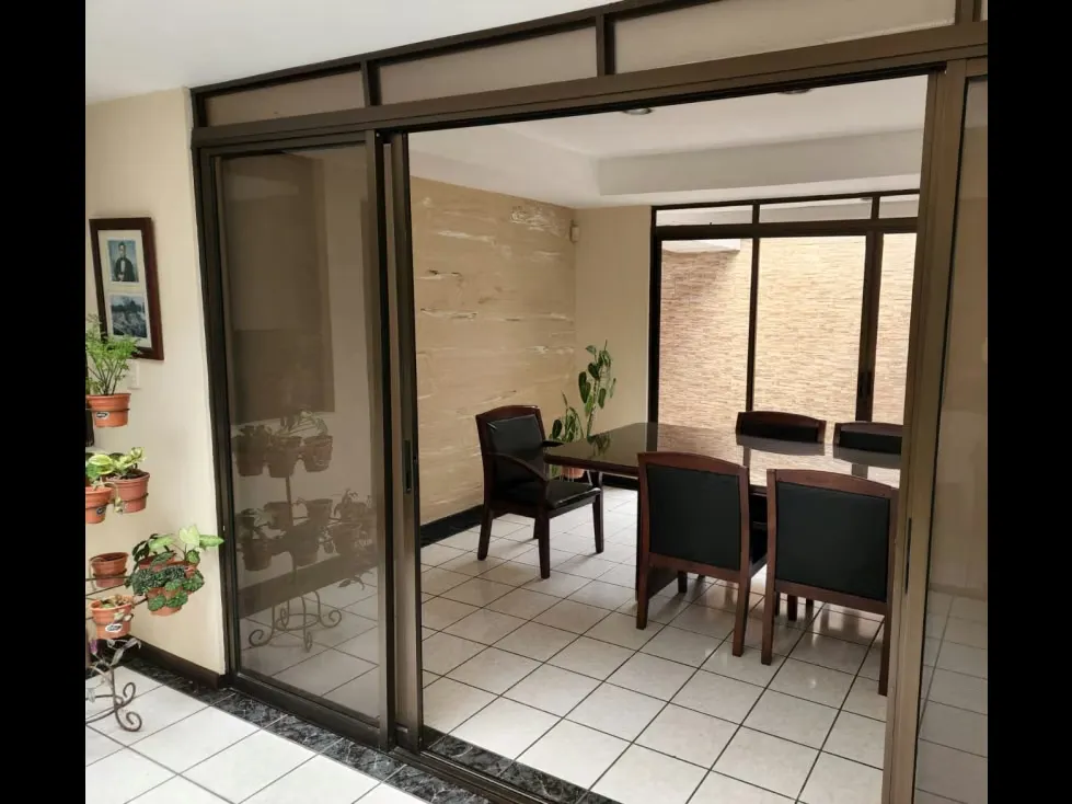 Oficina en Sabana Oeste incluye servicios
