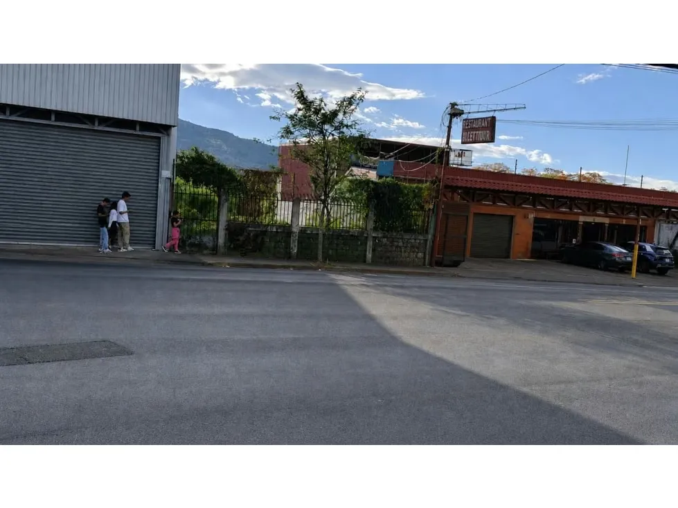 Venta de lote con uso de suelo mixto.