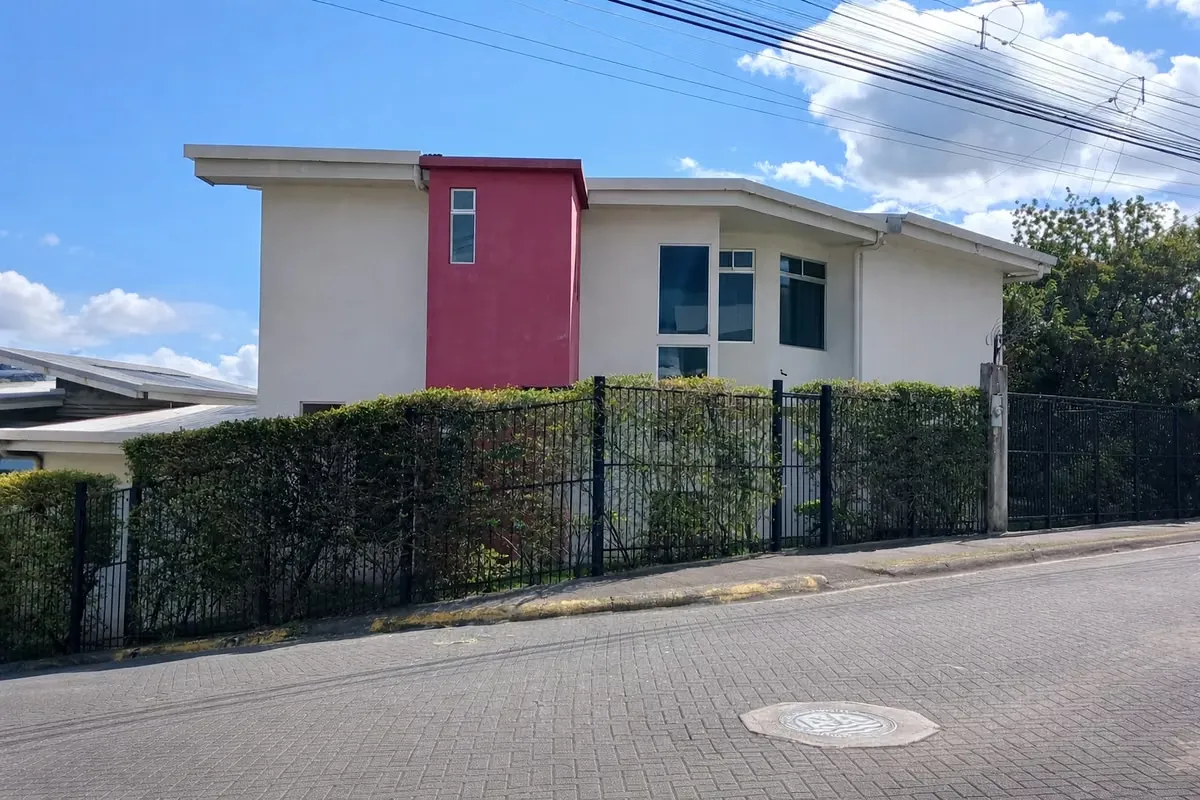 Esta casa de tres plantas es ideal para una familia que busca comodidad, buena ubicación y un ambiente agradable ...