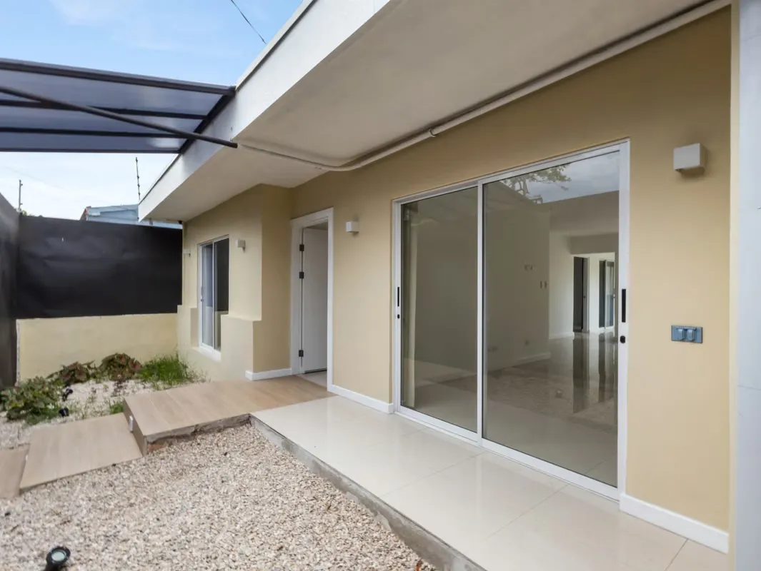 Casa Renovada en Francisco Peralta | 3 Hab. | 4 Parqueos | Uso Mixto