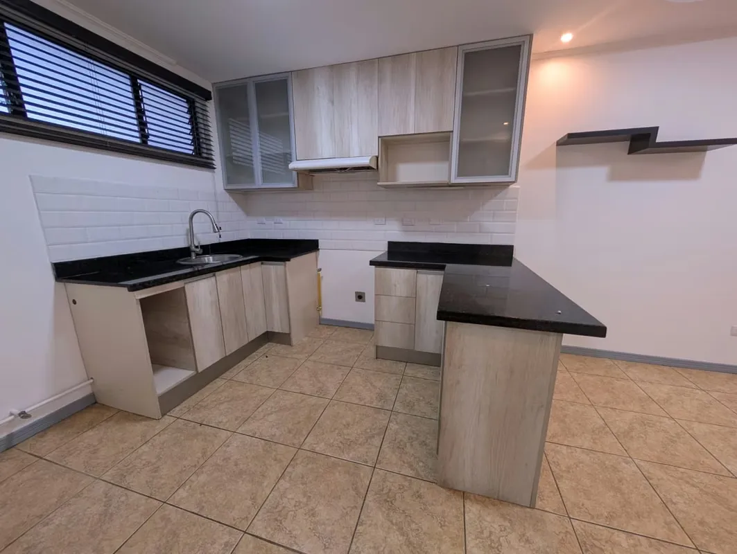 Apartment with excellent location, close to supermarkets, shopping centers, schools and banks.