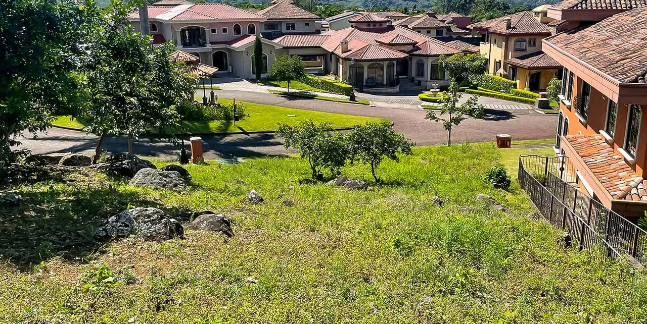 Venta lote en condominio exclusivo, Colinas de Montealegre. (AD)