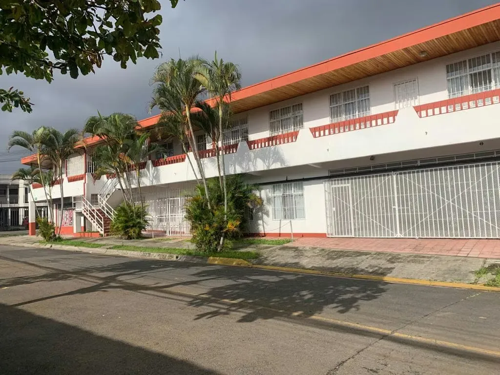 Se alquila apartamento con 2 habitaciones