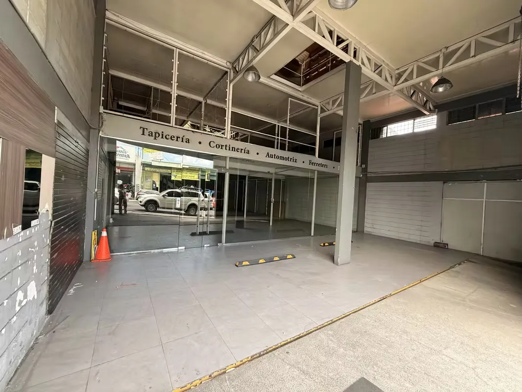 ¿Buscas una ubicación estratégica para hacer crecer tu negocio? Este amplio local comercial está ...