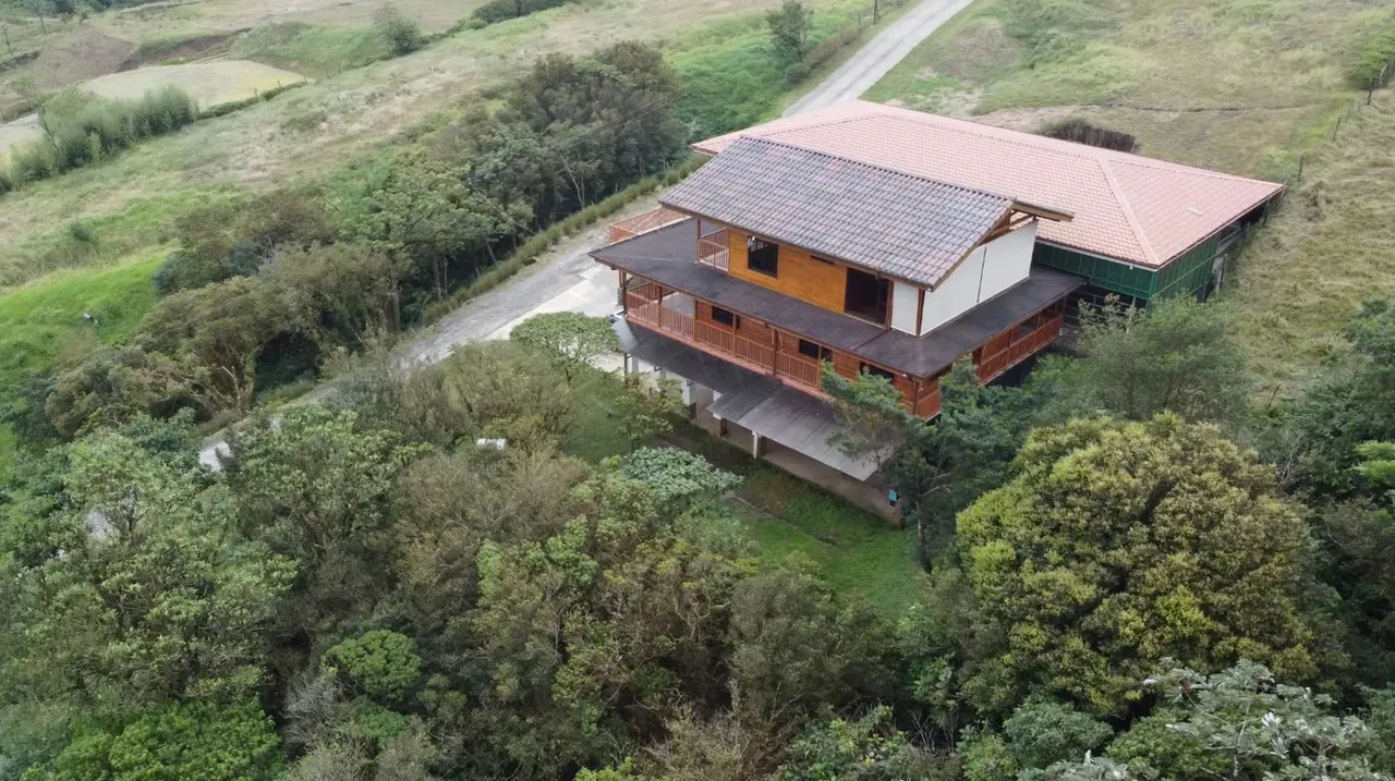 Finca Ecuestre de Lujo con 2 Residencias, Ingreso por Alquiler y 18+ Hectáreas